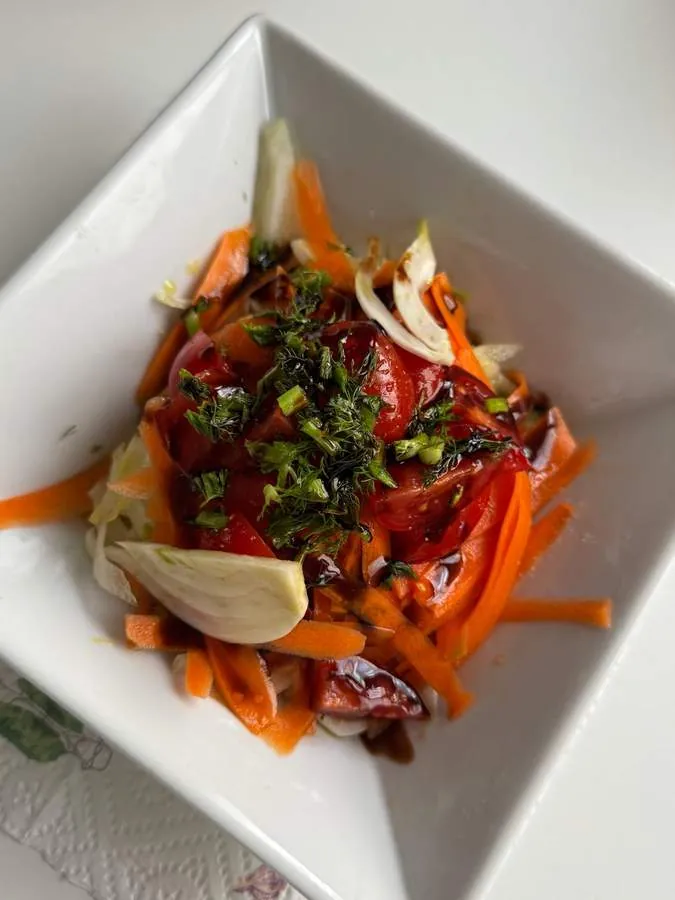 Salat mit Tomaten und Karotten