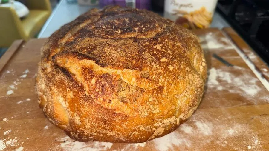 Rundes Landbrot aus dem Ofen