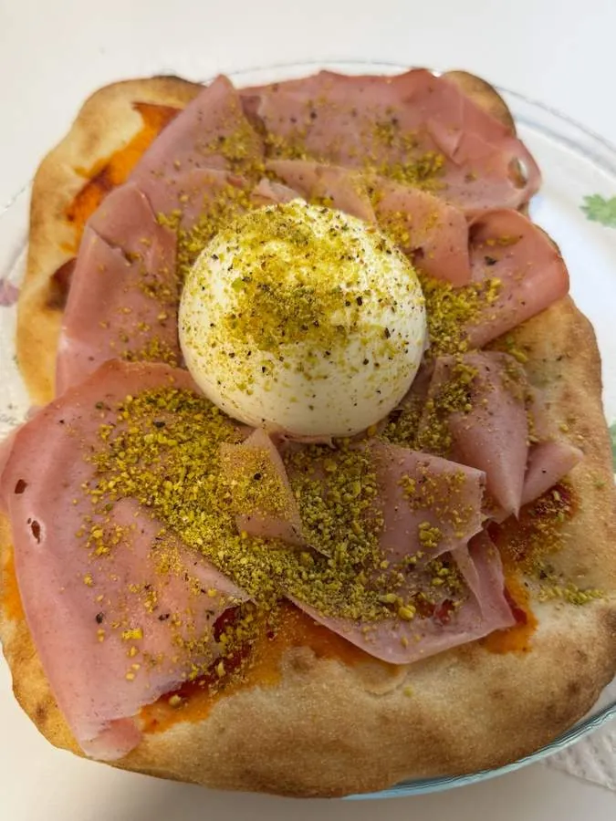 Pizza mit Burrata und Pistazien