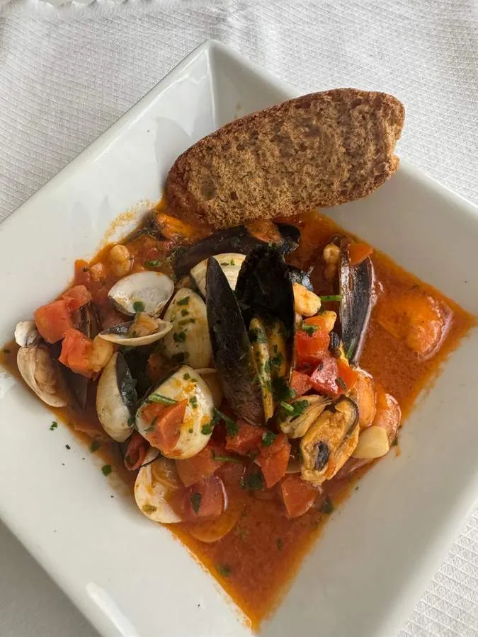 Fischsuppe mit Brot